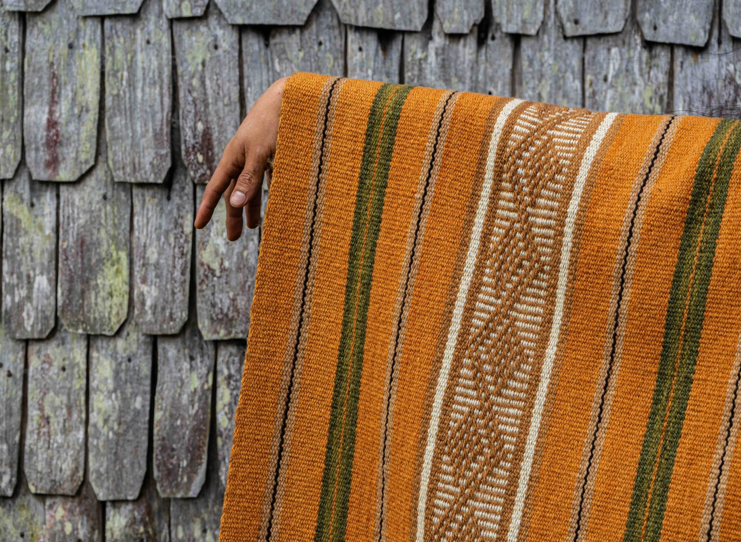 Ponchos williches que plasman los ciclos y estaciones