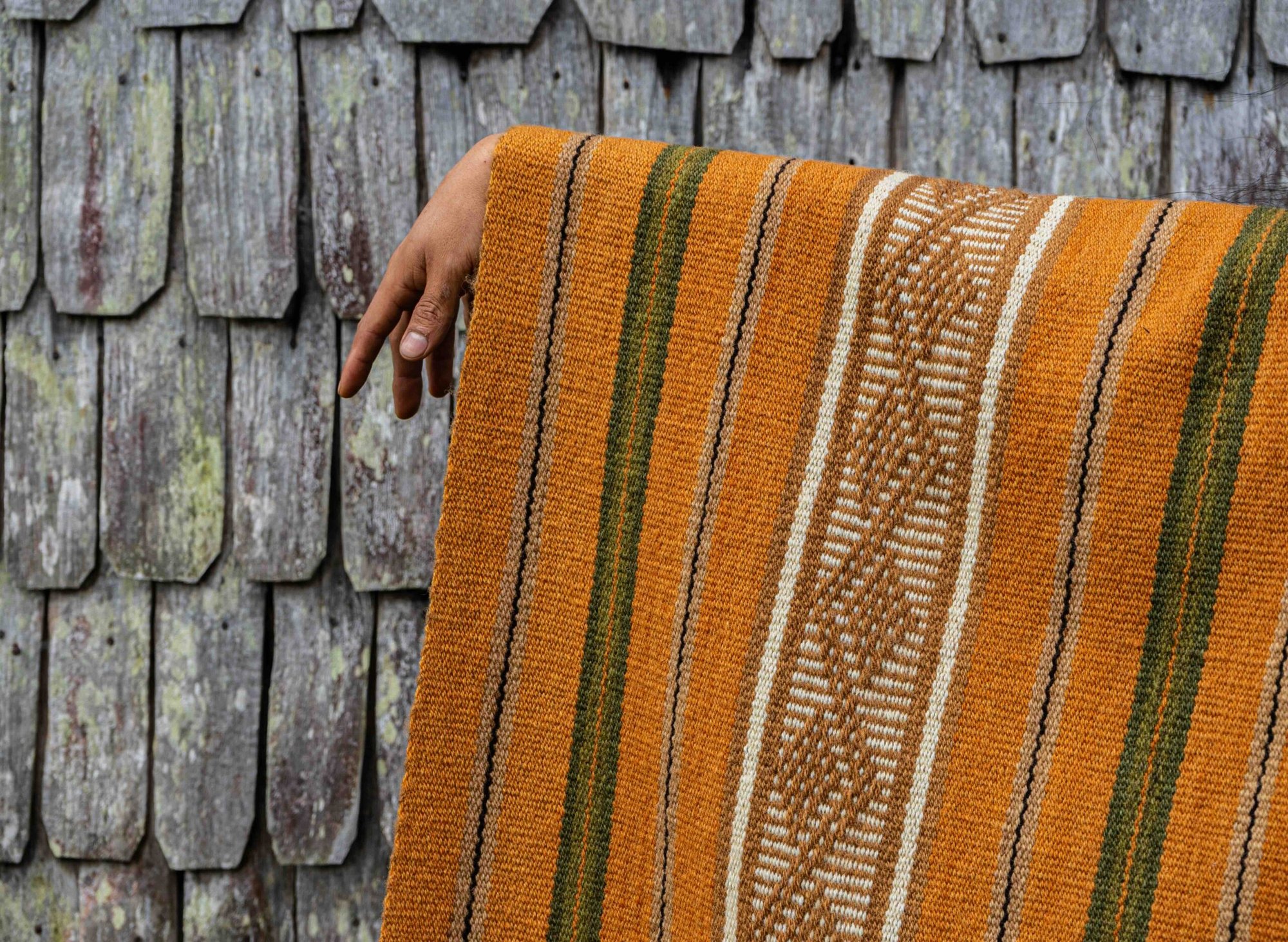 Ponchos williches que plasman los ciclos y estaciones