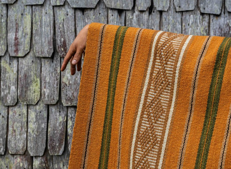 Ponchos williches que plasman los ciclos y estaciones