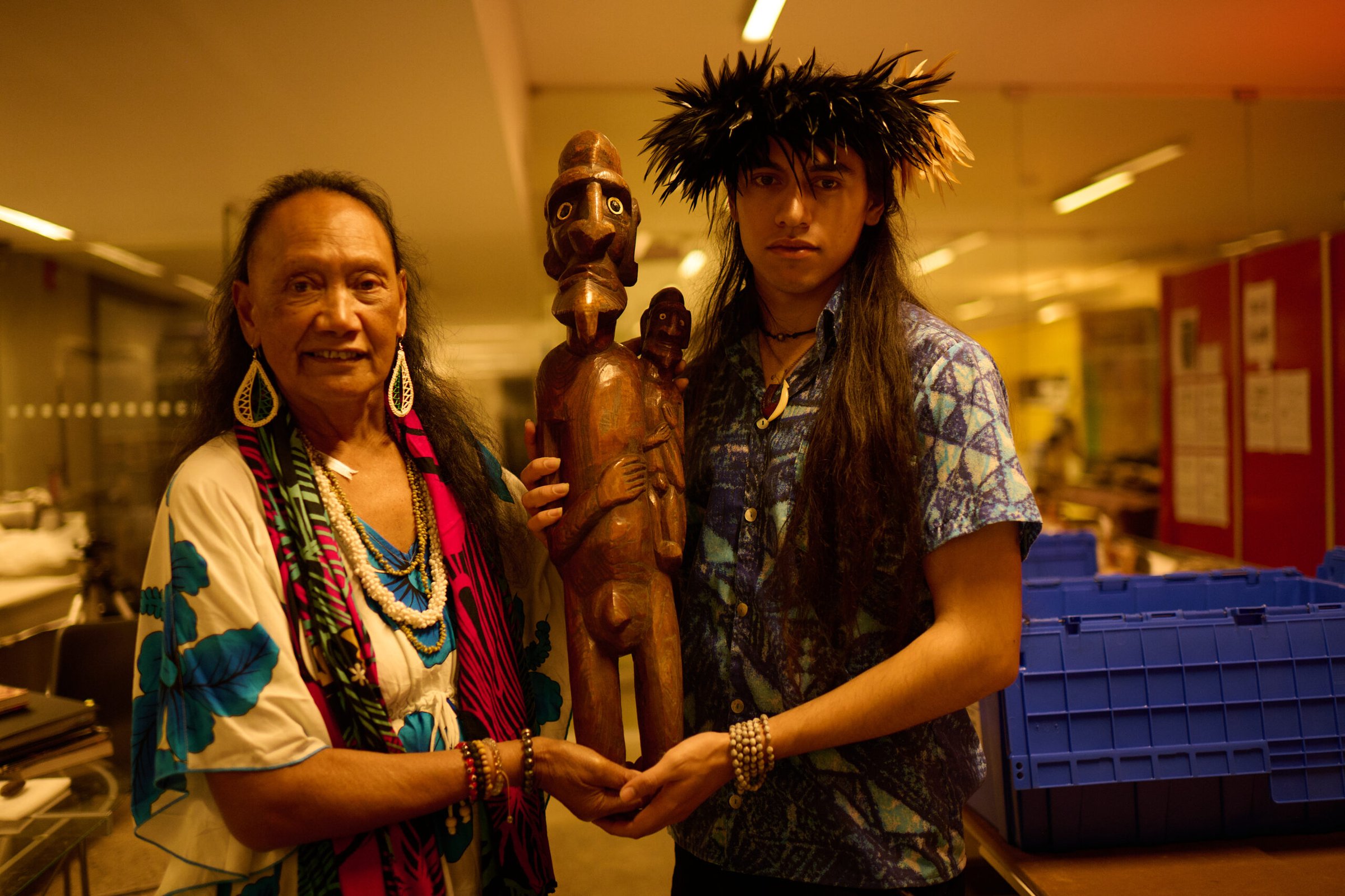 La visita de escultores y artesanos Rapanui