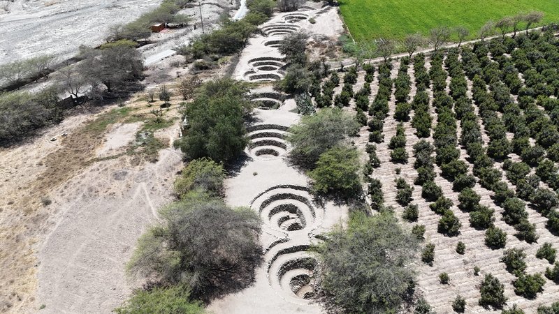 Mujer. Paisaje. Agua.                                                               La vida que fluye en el Valle de Nasca