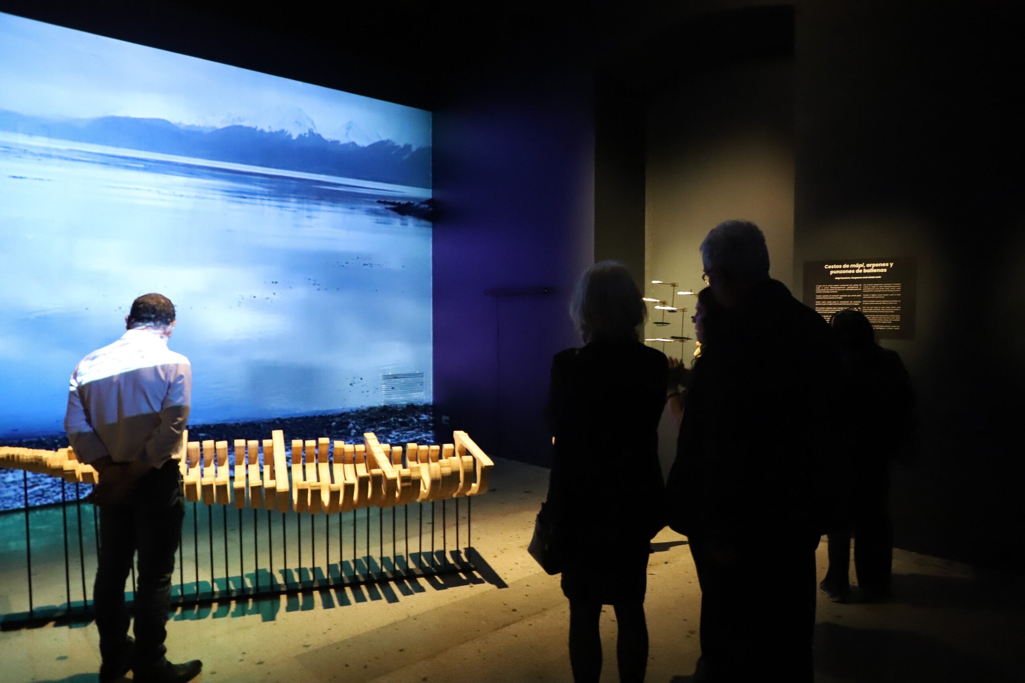 “Tecnologías canoeras”: Nueva muestra temporal instala un diálogo sobre el saber yagán en el Museo Chileno de Arte Precolombino