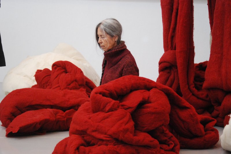 Cecilia Vicuña presenta en el Precolombino sus Quipu Poema Films, obras que dialogan con la Colección del Museo