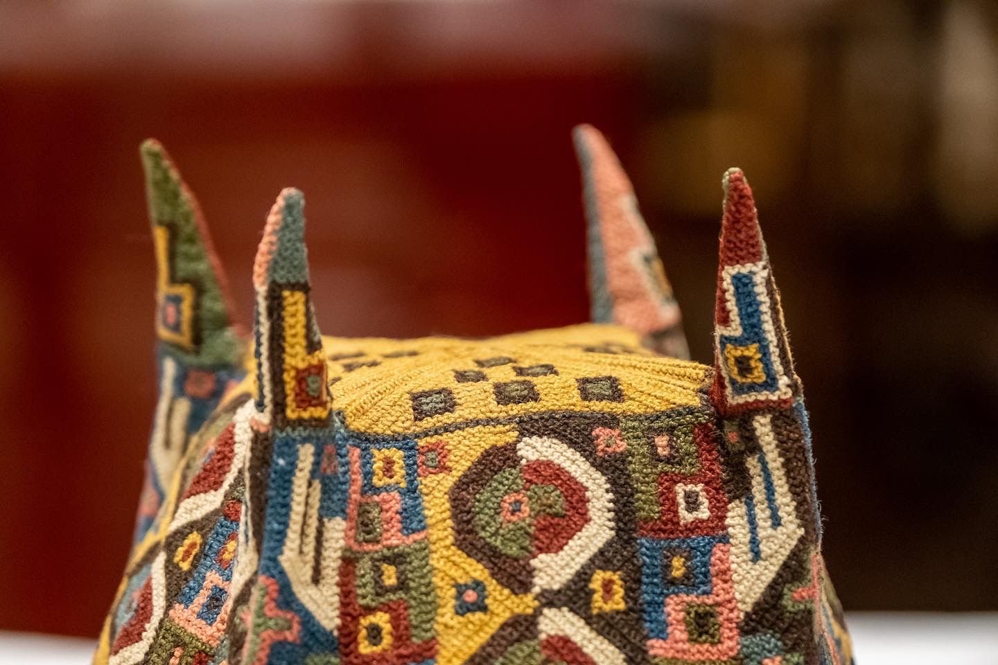 Reviviendo una técnica descontinuada: Participa de la charla sobre el gorro de cuatro puntas