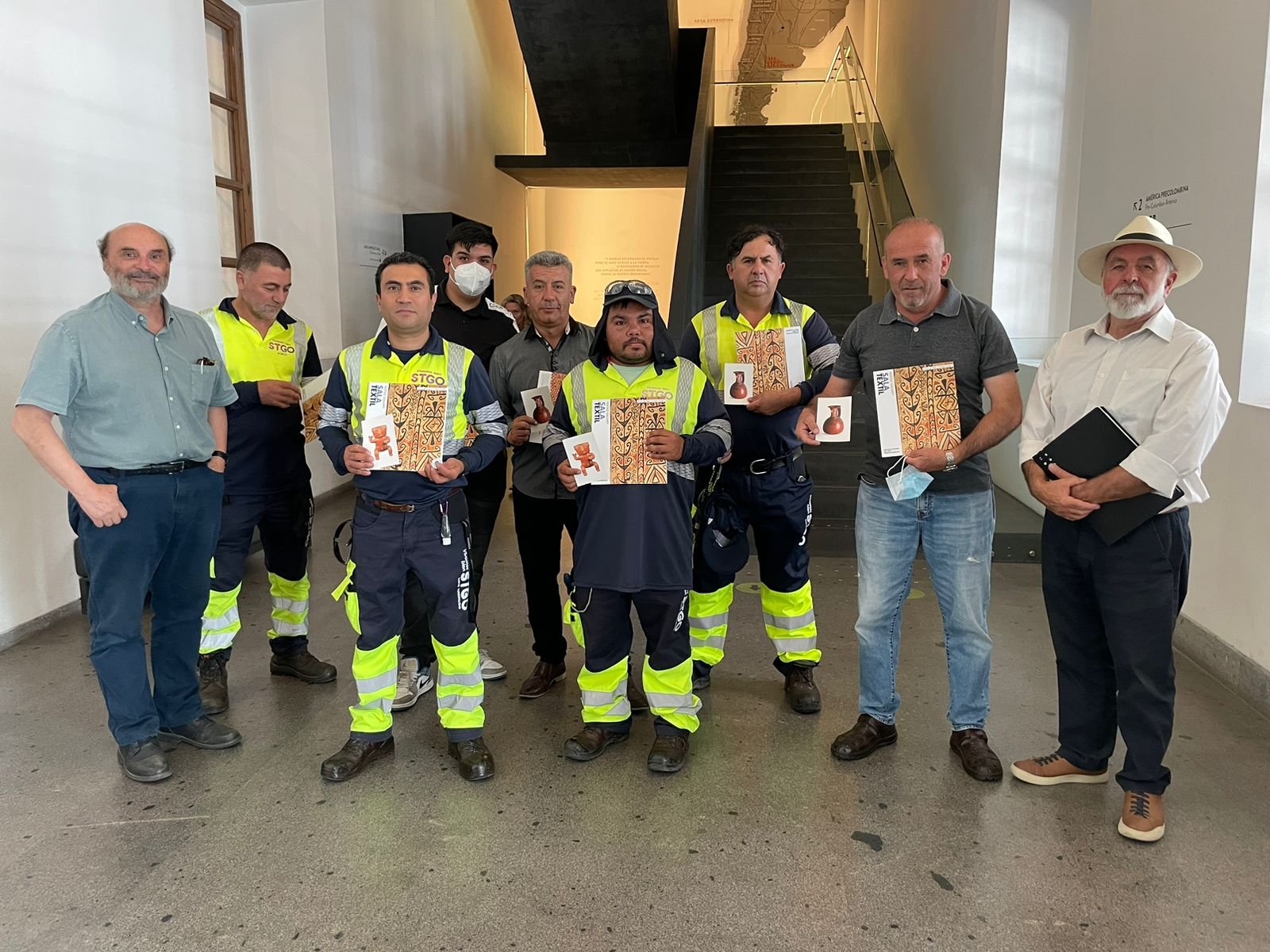 Trabajadores de aseo de la Municipalidad de Santiago visitaron el 2º piso del Museo