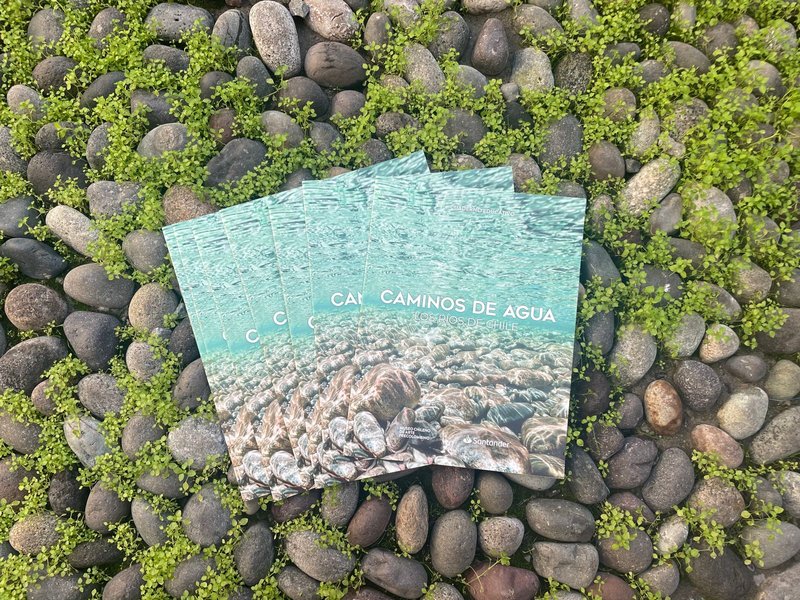 Cuaderno educativo ‘Caminos de agua’ ha sido entregado a más de mil estudiantes y vecinos de Santiago