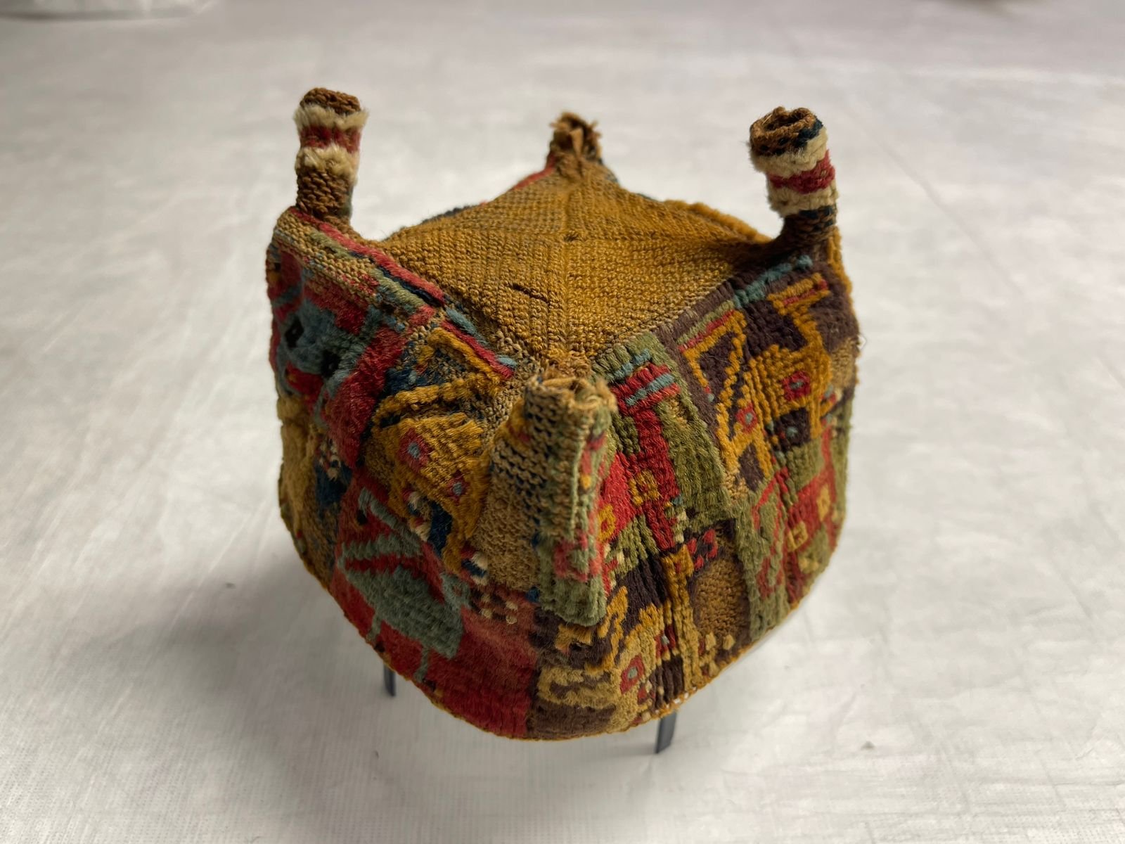 Gorros, tocados y turbantes precolombinos: nuevas piezas hacen crecer la valiosa colección del Museo