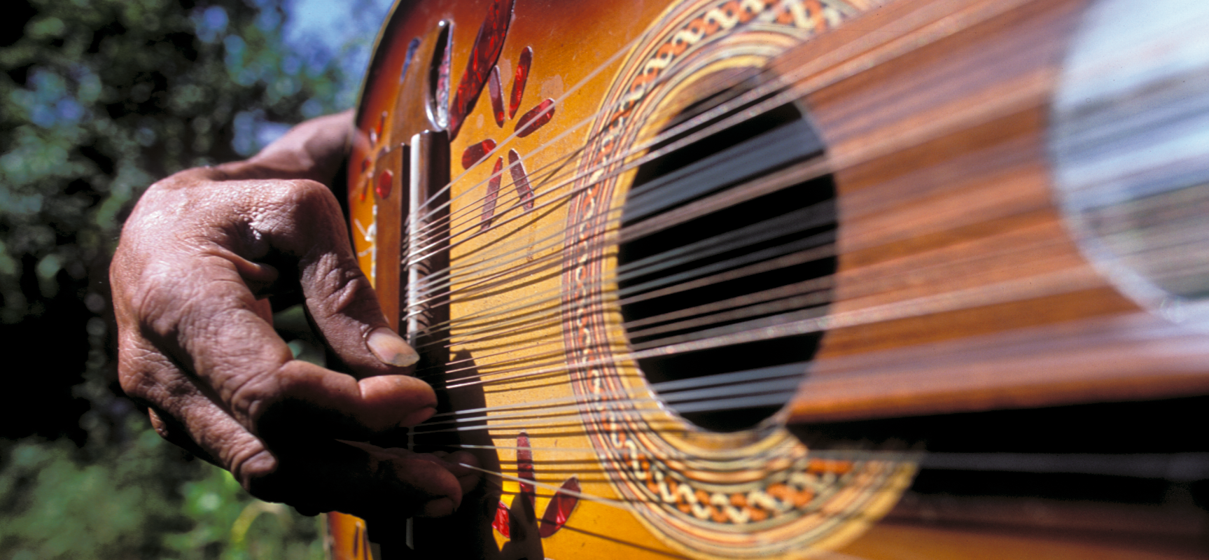 ¿Conoces el guitarrón chileno? Descubre a los guitarroneros de Pirque y las más de 36 entonaciones de este instrumento patrimonial