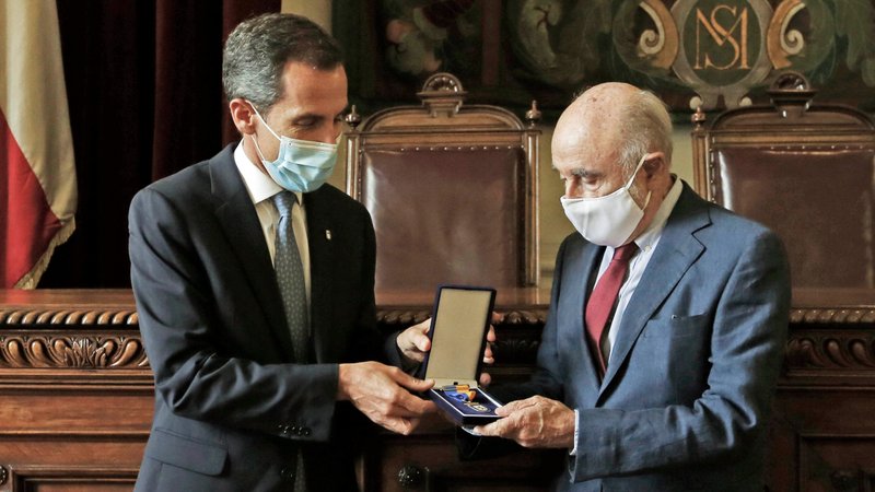 Carlos Aldunate recibe Medalla de Santiago por sus 39 años como director del Museo Precolombino