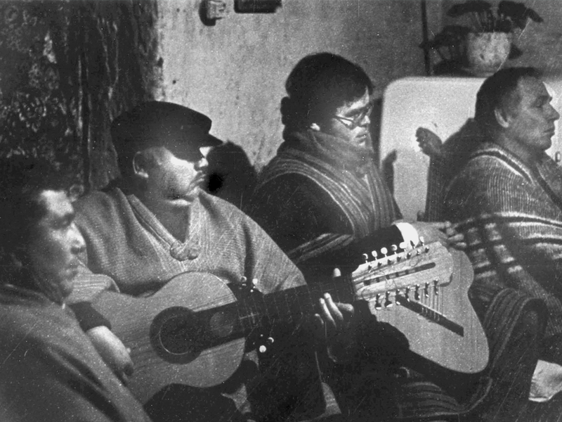 Cantar toda la noche al compás de la guitarra traspuesta